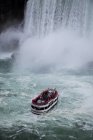Vue aérienne d'une excursion en bateau, Niagara Falls, Canada — Photo de stock