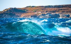 Волны ломаются на береговой линии, Корсика, Франция — стоковое фото
