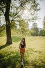 Ragazza che passeggia nel parco in una giornata estiva, Serbia — Foto stock