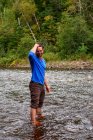 Мужчина-кузнец мыл волосы в реке, США — стоковое фото