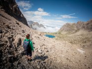 Donna in abiti sportivi escursioni in un bellissimo paesaggio montuoso — Foto stock
