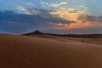 Vista de dunas do deserto sob o céu por do sol, arábia Saudita — Fotografia de Stock