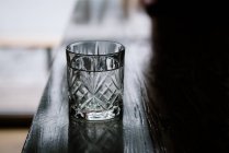 Un vaso de agua en una barra - foto de stock