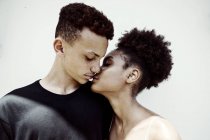 Gros plan portrait d'un couple sur le point de s'embrasser — Photo de stock