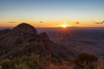 Mt Sonder au lever du soleil, parc national West MacDonnell, Territoire du Nord, Australie — Photo de stock