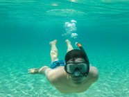 Hombre nadando en el océano, Menorca, España - foto de stock
