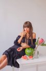 Porträt einer Frau, die eine Wassermelone isst — Stockfoto