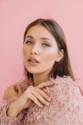 Porträt einer schönen Frau auf rosa Hintergrund — Stockfoto
