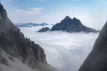Picos de montanha acima das nuvens, Dolomites, Lienz, Áustria — Fotografia de Stock