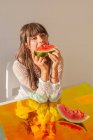 Frau isst eine Scheibe Wassermelone — Stockfoto
