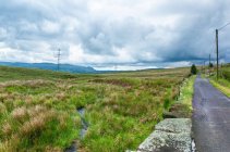 Straße durch ländliche Landschaft, Rob Roy Way, Schottland, Großbritannien — Stockfoto
