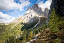 Mountainbikerin in den Dolomiten, Italien — Stockfoto