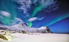 Nordlichter über einer verschneiten Landschaft, Lofoten, Nordland, Norwegen — Stockfoto