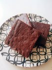 Pasteles de brownie de chocolate en un plato - foto de stock