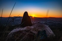 Femme dans la scène rocheuse au coucher du soleil, Stellenbosch, Western Cape, Afrique du Sud — Photo de stock