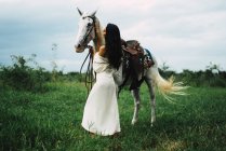 Женщина, стоящая рядом со своей лошадью, Таиланд — стоковое фото