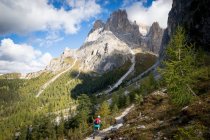Mulher Montanha Bicicleta nas Dolomitas, Itália — Fotografia de Stock