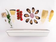 Zutaten für das traditionelle Tiella-Gericht aus Apulien mit Reis, Muscheln und Kartoffeln — Stockfoto