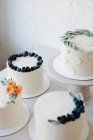 Auswahl an Kuchen mit Buttercremezucker und Obst — Stockfoto