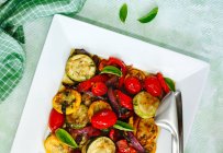 Жареный овощной салат с перцем, кабачками, луком и помидорами — стоковое фото