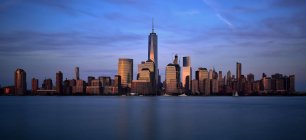 Міський краєвид Всесвітнього торгового центру та селища Баттері Парк на сутінках (Манхеттен, Нью - Йорк, США). — стокове фото