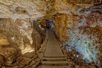 Túnel principal em Grand Canyon Caverns, Peach Springs, Mile Marker 115, Arizona, Estados Unidos — Fotografia de Stock