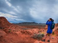 Caminhante feminina olhando através de binóculos, Utah, Estados Unidos — Fotografia de Stock