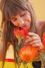 Портрет женщины, нюхающей цветы — стоковое фото