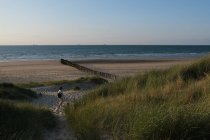 Donna che cammina sulla spiaggia, Bleriot Beach, Pas-de-Calais, Francia — Foto stock
