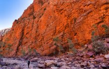 Woman Hiking in Ormiston Gorge, West MacDonnell National Park, Northern Territory, Australia — Stock Photo