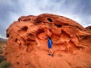Женщина-туристка, глядящая на скалы, Юта, США — стоковое фото