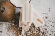 Fünf Kokosjoghurt-Eis am Stiel auf einem Tisch — Stockfoto