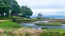 Castillo ruina y entrada en Lochranza, Isla de Arran, Escocia, Reino Unido - foto de stock