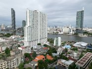 Skyline della città e il fiume Chao Phraya, Bangkok, Thailandia — Foto stock