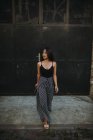 Mujer asiática elegante caminando en la calle - foto de stock