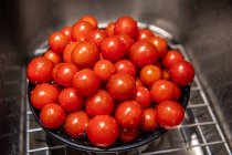 Tomates cherry en un tazón - foto de stock