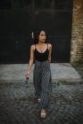 Стильна азіатська жінка, що йде на вулиці — стокове фото
