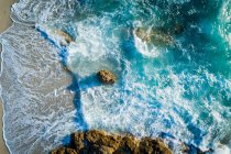 Vista aérea de las olas estrellándose en la playa, Calvi, Córcega, Francia - foto de stock
