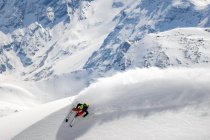 Mann beim Skifahren im Tiefschnee in den österreichischen Alpen, Gastein, Salzburg, Österreich — Stockfoto