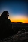 Frau in felsiger Szene bei Sonnenuntergang, Stellenbosch, Westkap, Südafrika — Stockfoto