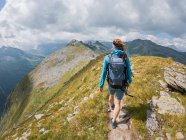 Frau in sportlicher Kleidung wandert in wunderschöner Berglandschaft — Stockfoto