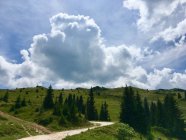 Estrada através de uma paisagem montanhosa rural, Bósnia e Herzegovina — Fotografia de Stock