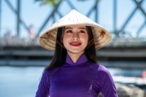 Ritratto di una bella donna che indossa abiti tradizionali e cappello conico, Vietnam — Foto stock