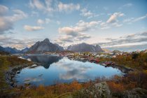 Paisaje de montaña, Reine, Moskenes, Lofoten, Nordland, Noruega - foto de stock