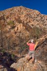 Viaggiatore donna in Standley Chasm, West MacDonnell National Park, Northern Territory, Australia — Foto stock