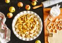 Preparación de pastel de manzana tradicional - foto de stock