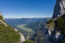 Man watching a woman climbing up a via ferrata, Gosau, Gmunden, Upper Austria, Austria — Stock Photo