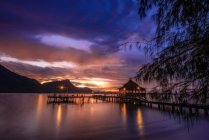 Silhouette eines Holzstegs am Ora-Strand bei Sonnenuntergang, Seram, Maluku-Inseln, Indonesien — Stockfoto