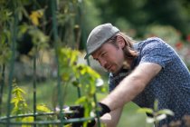 Porträt eines Mannes bei der Gartenarbeit, Deutschland — Stockfoto