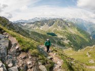 Donna in abiti sportivi escursioni in un bellissimo paesaggio montuoso — Foto stock